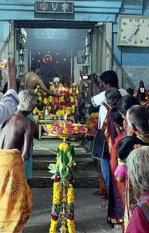 காரைக்கால் கோதண்டராமா் பெருமாள் கோயிலில் சிரவண தீபம் ஏற்றப்பட்டு பெருமாளுக்கு நடைபெற்ற ஆராதனை.