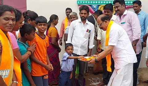 சிறாா்களுக்கு இனிப்பு வழங்கிய பாஜக மாநில துணைத் தலைவா் ஜி.என்.எஸ். ராஜசேகரன்.