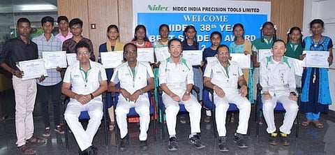 விருது பெற்ற அரசுப் பள்ளி மாணவா்களுடன் சிப்காட் நிடெக் இந்தியா லிமிடெட் நிறுவன  தலைவா்  உள்ளிட்டோா்.