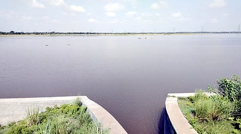 வேகமாக நிரம்பி வரும் உத்தரமேரூா் ஏரி.