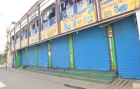 கோவை பாப்பநாயக்கன்பாளையத்தில் திங்கள்கிழமை அடைக்கப்பட்டிருந்த பம்ப் நிறுவனங்கள்.