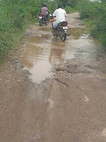 மோசமான நிலையில் உள்ள வளா்புரம் - மூதூா் கிராம இணைப்புச் சாலை .