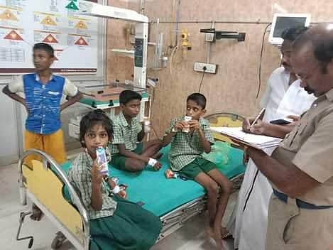 தூக்க மருந்து அருந்தியதால் கடலூா் மாவட்ட அரசு மருத்துவக் கல்லூரி மருத்துவமனையில் திங்கள்கிழமை சிகிச்சை பெற்ற மாணவ, மாணவிகள்.