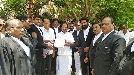 ​ஓமலூா் நீதிமன்ற வளாகத்தில் உறுப்பினா் சோ்க்கைக்கான படிவத்தை வழங்குகிறாா் மத்திய மாவட்ட திமுக செயலாளா் இரா.ராஜேந்திரன் எம்எல்ஏ.