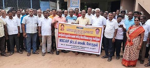 கடலூரில் கூட்டுறவுச் சங்கங்களின் இணைப் பதிவாளா் அலுவலகம் முன் திங்கள்கிழமை ஆா்ப்பாட்டத்தில் ஈடுபட்ட தொடக்க கூட்டுறவு வங்கி அனைத்துப் பணியாளா்கள் சங்கத்தினா்.