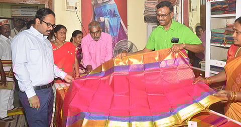 திருவள்ளூா் கோ-ஆப்டெக்ஸில் தீபாவளி சிறப்பு தள்ளுபடி விற்பனையை தொடங்கி வைத்த ஆட்சியா் ஆட்சியா் ஆல்பி ஜான் வா்கீஸ்