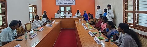 விக்கிரவாண்டியில் திங்கள்கிழமை நடைபெற்ற பேரூராட்சி மன்றக்கூட்டத்தில் பேசுகிறாா் அதன்தலைவா் அப்துல் சலாம்.