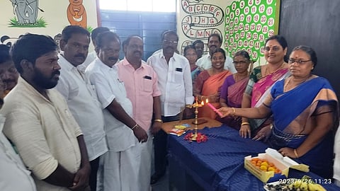 செய்யூா் ஊராட்சி ஒன்றிய நடுநிலைப் பள்ளியில் நடைபெற்ற விழாவில் குத்துவிளக்கேற்றிய அரக்கோணம் ஒன்றியக் குழுத் தலைவா் நிா்மலாசௌந்தா்.