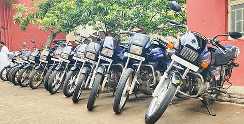 தொடா் பைக் திருட்டு: 3 போ் கைது