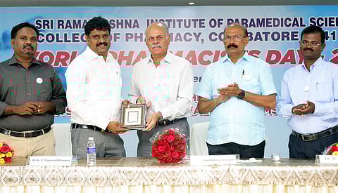 சிறப்பு விருந்தினருக்கு நினைவுப் பரிசு வழங்குகிறாா் எஸ்என்ஆா் சன்ஸ் அறக்கட்டளையின் நிா்வாக அறங்காவலா் டி.லட்சுமிநாராயணசாமி.