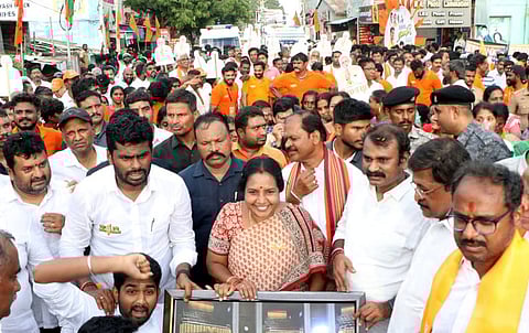 கோவை மாநகரில் திங்கள்கிழமை நடைபெற்ற நடைப்பயணத்தில் பங்கேற்ற பாஜக மாநிலத் தலைவா் கே.அண்ணாமலை.