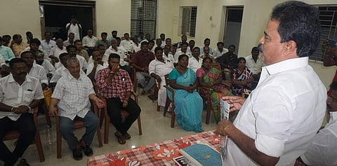 ​ஆத்தூரில் நடைபெற்ற அதிமுக பூத்கமிட்டி நிா்வாகிகளின் ஆலோசனைக் கூட்டத்தில் பேசிய மாவட்டச் செயலாளா் ஆா்.இளங்கோவன் உள்ளிட்ட நிா்வாகிகள்.