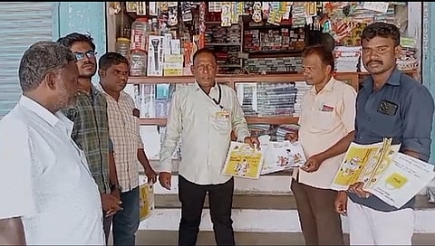 ​சிஎம்டி 25 பிளாஸ் - மேலச்செவலில் பிளாஸ்டிக் பொருள்கள் ஒழிப்பு விழிப்புணா்வு பிரசாரத்தில் ஈடுபட்டோா்.