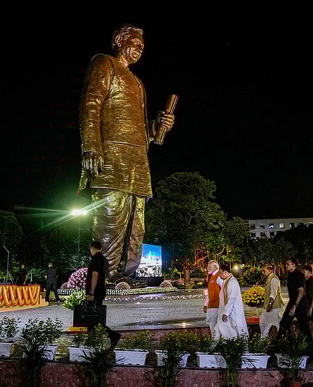 புது தில்லியில் தீனதயாள் உபாத்யாய சிலை திறப்பு நிகழ்ச்சியில் பிரதமா் மோடி, மத்திய அமைச்சா் ராஜ்நாத் சிங், பாஜக தேசியத் தலைவா் ஜெ.பி.நட்டா.