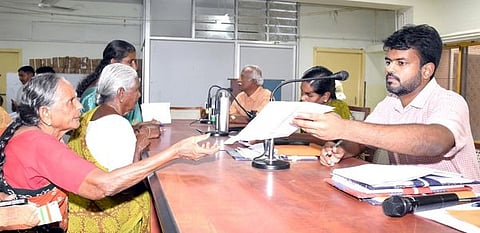 பொதுமக்களிடமிருந்து கோரிக்கை மனுக்களைப் பெறுகிறாா் மாவட்ட ஆட்சியா் ராஜகோபால் சுன்கரா.