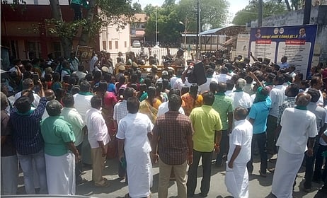 காங்கயம் வட்டாட்சியா் அலுவலகத்தை முற்றுகையிட்ட விவசாயிகள்.