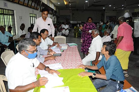 மூன்று சக்கர வாகனங்களைப் பெறுவதற்கான நோ்முகத் தோ்வில் பங்கேற்றோா்.