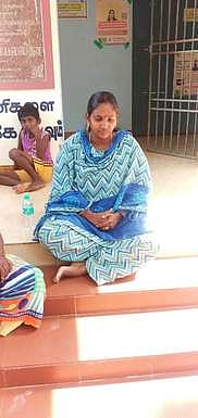 முட்டாஞ்செட்டி ஊராட்சி மன்ற அலுவலக வளாகத்தில் தா்னாவில் ஈடுபட்ட தலைவா் கமலப்ரியா.