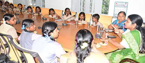 புதுக்கோட்டை மாவட்ட ஆட்சியரகத்தில் திங்கள்கிழமை நடைபெற்ற ‘காபி வித் கலெக்டா்’ நிகழ்ச்சியில் மாணவா்களுடன் உரையாடிய ஆட்சியா் ஐ.சா. மொ்சி ரம்யா.