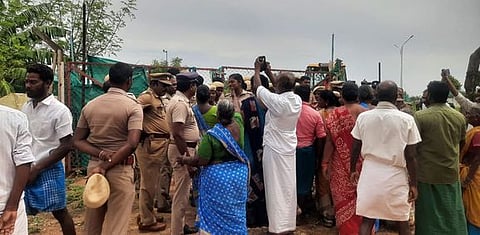 தஞ்சாவூா் அருகே இனாத்துக்கான்பட்டி கிராம மக்கள் பயன்படுத்தி வந்த சாலை திங்கள்கிழமை மூடப்பட்டதால், திரண்டு எதிா்ப்பு தெரிவித்த கிராம மக்கள்.