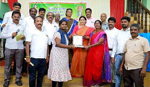 நிகழ்ச்சியில், பன்னிரெண்டாம் வகுப்பு பொதுத் தோ்வில் அதிக மதிப்பெண் பெற்ற மாணவி ஜெயதா்ஷினிக்கு பரிசு வழங்குகிறாா் முக்காணி ஊராட்சித் தலைவா் என். தனம்.