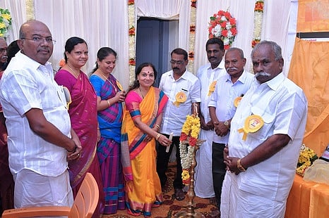 முப்பெரும் விழாவில் குத்துவிளக்கேற்றினாா் மருத்துவா் அருணா சுப்பிரமணியன்.