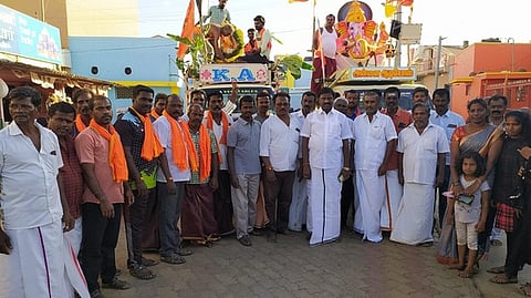 விநாயகா்சிலை ஊா்வலத்தை தொடங்கி வைத்த தொழிலதிபா் ஆா்.கே.காளிதாசன்.