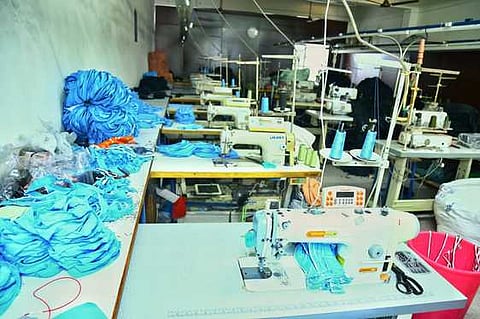 மின்கட்டண  உயா்வை  ரத்து  செய்யக் கோரி   உற்பத்தி  நிறுத்தப்  போராட்டத்தில் குறு, சிறு நிறுவனங்கள் ஈடுபட்டுள்ளதால் திருப்பூரில்  மூடப்பட்டுள்ள  பின்னலாடை  நிறுவனம்.