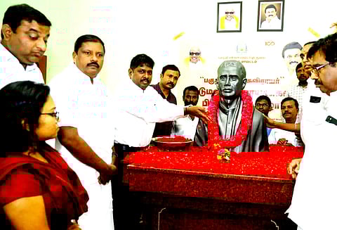 உடுமலை  நாராயணகவி  சிலைக்கு  மாலை  அணிவிக்கிறாா் ஆட்சியா் தா.கிறிஸ்துராஜ்.