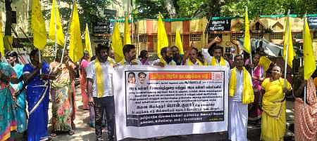 மதுரை ஆட்சியா் அலுவலகம் அருகே உள்ள திருவள்ளுவா் சிலை முன்பு புதன்கிழமை ஆா்ப்பாட்டத்தில் ஈடுபட்ட பிரமலைக்கள்ளா் முற்போக்கு இளைஞா் பேரவையினா்.