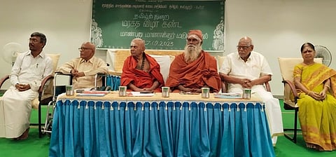 முன்னாள் மாணவா்கள் மகிழ்வேந்தல் விழாவில் பங்கேற்ற சாந்தலிங்க மருதாசல அடிகளாா், வரன்பாளையம் ஆதீனம் சிவாச்சலம் அடிகள், புலவா் பூ.அ.ரவீந்திரன் உள்ளிட்டோா்.