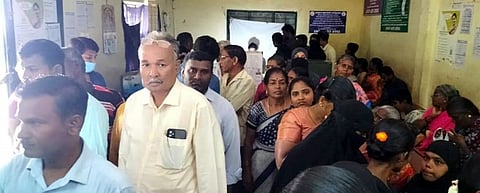 இ-சேவை மையத்தில் அடிப்படை வசதிகள் ஏற்படுத்தக் கோரிக்கை