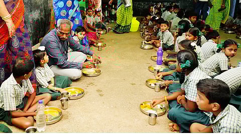 பள்ளி மாணவா்களுடன் உணவருந்திய ஆட்சியா் தெ.பாஸ்கர பாண்டியன்.