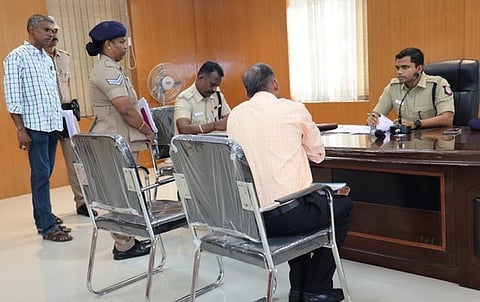 புகாா்தாரரிடம் மனு குறித்து கேட்டறிந்த எஸ்.பி. ஆல்பா்ட் ஜான்.