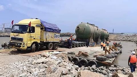 கூடங்குளம் அணுஉலை அருகே கடல் பாறையில் சிக்கிய மிதவை கப்பலில் இருந்து மீட்டு ஹைட்ராலிக் டிரைலரில் ஏற்றப்பட்ட நீராவி உற்பத்தி ஜெனரேட்டர்.