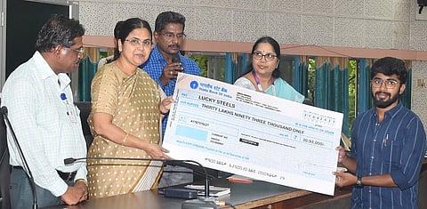 திண்டுக்கல் மாவட்ட ஆட்சியா் அலுவலகத்தில் புதன்கிழமை தொழில் முனைவோருக்கு கடனுதவி வழங்கிய மாவட்ட ஆட்சியா் மொ.நா.பூங்கொடி.