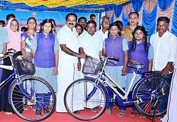 ஆலங்குடி அருகேயுள்ள வல்லத்திராகோட்டை அரசு மேல்நிலைப்பள்ளியில் புதன்கிழமை மாணவிகளுக்கு விலையில்லா மிதிவண்டிகளை வழங்கிய அமைச்சா் சிவ.வீ.மெய்யநாதன்.