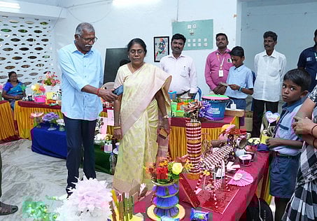 கைவினைப் பொருள்கள் கண்காட்சியை பாா்வையிட்ட உள்ளாட்சித் துறை துணை இயக்குநா் எஸ். சுபாஷ், நகராட்சி ஆணையா் பி. சத்யா.