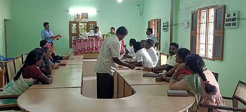 முதுகுளத்தூா் பேரூராட்சி அலுவலகத்தில் புதன்கிழமை நடைபெற்ற கூட்டத்தில் பங்கேற்ற உறுப்பினா்கள்.