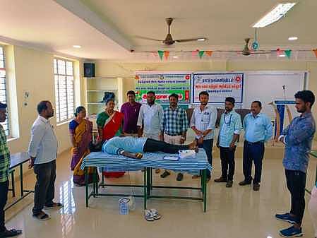 முதுகுளத்தூா் அரசுக் கல்லூரியில் புதன்கிழமை நடைபெற்ற முகாமில் ரத்ததானம் வழங்கிய மாணவா்கள்.