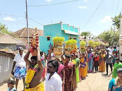 கீரனூா் ஸ்ரீஅரியநாச்சி அம்மன் கோயில் திருவிழாவையொட்டி, புதன்கிழமை முளைப்பாரி சுமந்து சென்ற பெண்கள்.