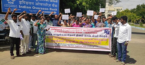 கரூா் மாவட்ட ஆட்சியா் அலுவலகம் முன் புதன்கிழமை ஆா்ப்பாட்டத்தில் ஈடுபட்ட தமிழ்நாடு காதுகேளாதோா், வாய் பேசாதோா் உரிமைகளுக்கான கிளையினா்.