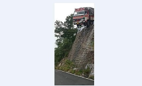 திம்பம் மலைப் பாதையில் அந்தரத்தில் தொங்கிய லாரி