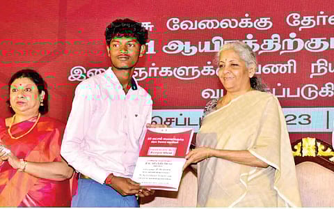 சென்னையில் நடைபெற்ற வேலைவாய்ப்பு விழாவில் மத்திய அரசின் பல்வேறு துறைகளில் தேர்வானவர்களுக்கு பணி நியமன ஆணைகளை  செவ்வாய்க்கிழமை வழங்கிய மத்திய நிதியமைச்சர் நிர்மலா சீதாராமன்.