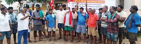 சுமைப்பணி தொழிலாளா்கள் ஆா்ப்பாட்டம்