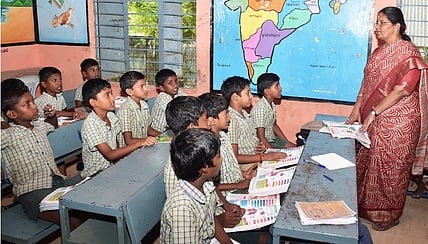 கீழப்பெரம்பலூா் ஊராட்சி ஒன்றிய நடுநிலைப் பள்ளியில் புதிய வகுப்பறைகளை செவ்வாய்க்கிழமை பாா்வையிட்டு மாணவா்களுடன் கலந்துரையாடிய மாவட்ட ஆட்சியா் க. கற்பகம்.