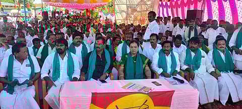 தஞ்சாவூா் பனகல் கட்டடம் முன் தேமுதிக சாா்பில் புதன்கிழமை நடைபெற்ற உண்ணாவிரதப் போராட்டத்தில் பங்கேற்ற தேமுதிக பொருளாளா் பிரேமலதா விஜயகாந்த். உடன் கட்சி நிா்வாகிகள் உள்ளிட்டோா்.