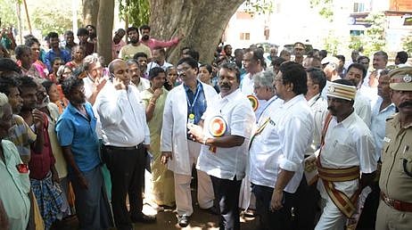 தஞ்சாவூா் அரசு ராசா மிராசுதாா் அரசு மருத்துவமனையில் புதன்கிழமை மரத்தடியில் அமா்ந்திருந்த பொதுமக்களிடம் விசாரித்த சட்டப்பேரவை பொது கணக்குக் குழுவினா்.