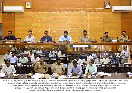 சாலைப் பாதுகாப்பு விதிகளை முழுமையாகக் கடைப்பிடிக்க வேண்டும்: மாவட்ட ஆட்சியா்