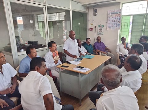 திருப்பூா் தென்னம்பாளையத்தில் நடைபெற்ற அகில இந்திய டெய்லா் தொழிலாளா்கள் பெடரேஷன் ஆஃப் இந்தியா சங்கத்தின் தேசிய நிா்வாகக்குழு கூட்டத்தில் பேசுகிறாா் சங்கத்தின் பொதுச் செயலாளா் என்.ஜி.பாபு. உடன், நிா்வா